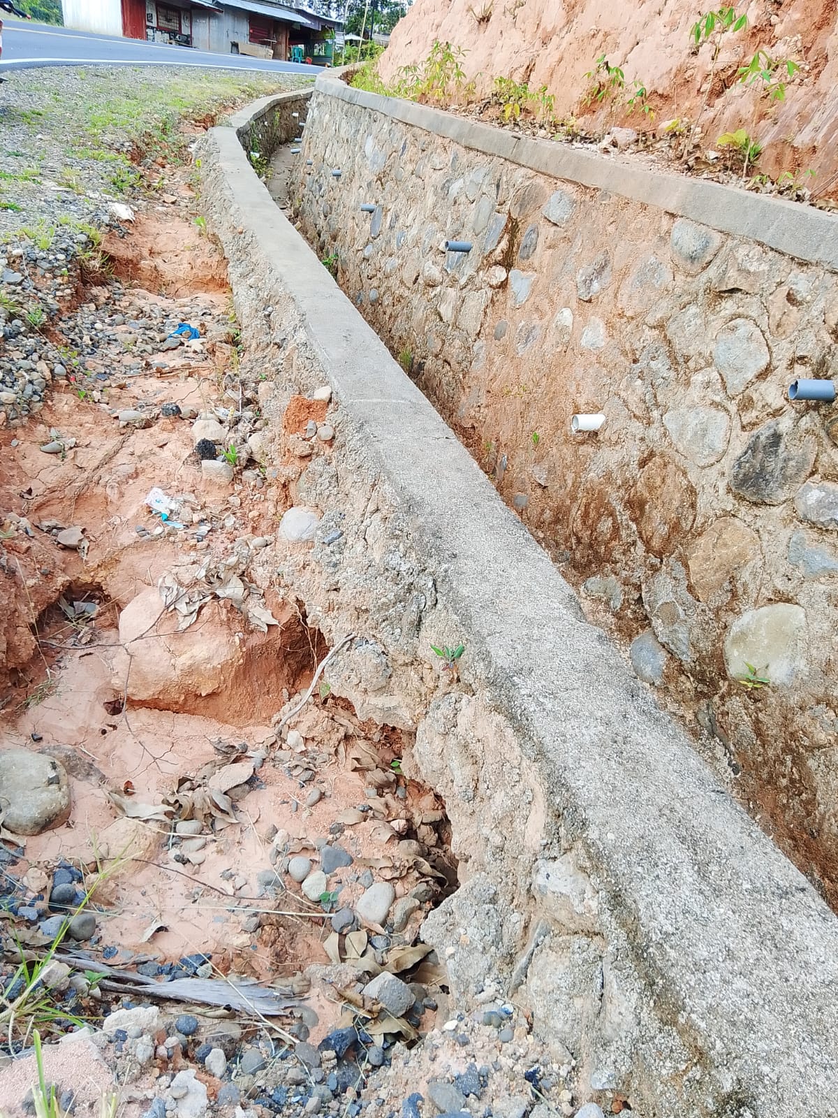 Kondisi Drainase jebol dan bahu jalan mengalami kerusakan 