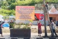 Warga RT 015 Puncak Waringin Segel Cafe Pioner, Tempat Hiburan Malam di Labuan Bajo, Jumat (14/11/2025)