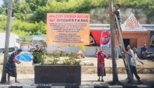 Warga RT 015 Puncak Waringin Segel Cafe Pioner, Tempat Hiburan Malam di Labuan Bajo, Jumat (14/11/2025)