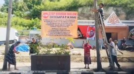 Warga RT 015 Puncak Waringin Segel Cafe Pioner, Tempat Hiburan Malam di Labuan Bajo, Jumat (14/11/2025)