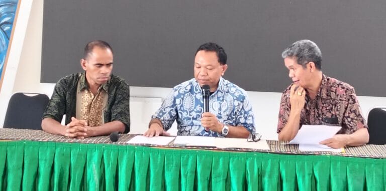 Pimpinan Kampus Melalui Rektor Unika St Paulus Ruteng  Saat Jumpa Pers, Kamis (27/11/2025) (Foto//Flobamor.com)