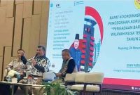 Kasatgas Koordinasi dan Supervisi Wilayah V.1 Komisi Pemberantasan Korupsi (KPK) Dian Patria didampingi PIC NTT KPK Ardiansyah Putra saat menjadi pemateri dalam Rakor dan Sosialisasi Pencegahan Korupsi Terintegrasi di Sektor PBJ, Senin (24/11/2025) di Aston Hotel Kupang. (foto ist)