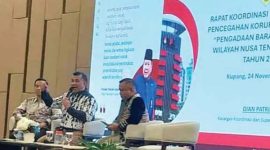 Kasatgas Koordinasi dan Supervisi Wilayah V.1 Komisi Pemberantasan Korupsi (KPK) Dian Patria didampingi PIC NTT KPK Ardiansyah Putra saat menjadi pemateri dalam Rakor dan Sosialisasi Pencegahan Korupsi Terintegrasi di Sektor PBJ, Senin (24/11/2025) di Aston Hotel Kupang. (foto ist)