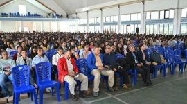 Universitas Katolik Indonesia Santu Paulus Ruteng menggelar Seminar dan Orasi Ilmiah Pra-Wisuda di Aula Santa Maria Asumpta Katedral Ruteng, Kamis (4/12/2025). Kegiatan yang berlangsung sejak pukul 07.30 WITA ini merupakan pembekalan wajib bagi 1.304 wisudawan sebelum dikukuhkan pada resepsi wisuda, Sabtu (6/12/2025). 