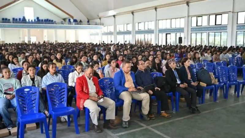 Universitas Katolik Indonesia Santu Paulus Ruteng menggelar Seminar dan Orasi Ilmiah Pra-Wisuda di Aula Santa Maria Asumpta Katedral Ruteng, Kamis (4/12/2025). Kegiatan yang berlangsung sejak pukul 07.30 WITA ini merupakan pembekalan wajib bagi 1.304 wisudawan sebelum dikukuhkan pada resepsi wisuda, Sabtu (6/12/2025). 