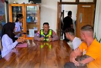 Aksi ugal-ugalan dua turis asing di Jalan Mgr. Van Bekkum, Labuan Bajo, Manggarai Barat, NTT, berakhir di kantor polisi (foto: Humas Polres Mabar)