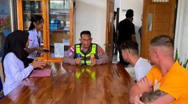 Aksi ugal-ugalan dua turis asing di Jalan Mgr. Van Bekkum, Labuan Bajo, Manggarai Barat, NTT, berakhir di kantor polisi (foto: Humas Polres Mabar)