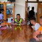 Aksi ugal-ugalan dua turis asing di Jalan Mgr. Van Bekkum, Labuan Bajo, Manggarai Barat, NTT, berakhir di kantor polisi (foto: Humas Polres Mabar)
