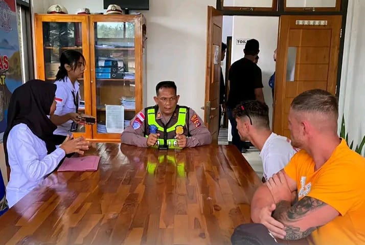 Aksi ugal-ugalan dua turis asing di Jalan Mgr. Van Bekkum, Labuan Bajo, Manggarai Barat, NTT, berakhir di kantor polisi (foto: Humas Polres Mabar)