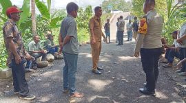 Kapolsek Lembor bersama Pemerintah Desa Daleng Melakukan Monitoring di Lokasi Proyek pekerjaan Lapen dan Drainase yang berlokasi di Dusun Peri, Senin (15/12/2025) Foto: Redaksi Flobamor.com