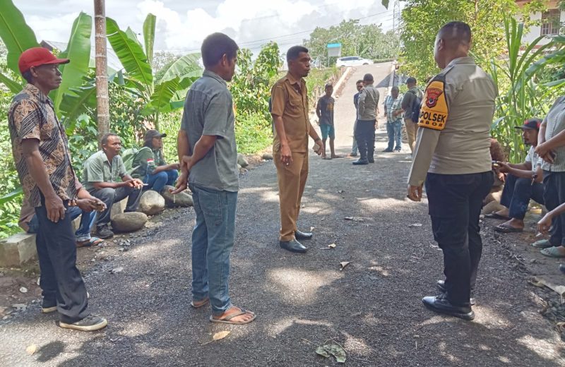 Kapolsek Lembor bersama Pemerintah Desa Daleng Melakukan Monitoring di Lokasi Proyek pekerjaan Lapen dan Drainase yang berlokasi di Dusun Peri, Senin (15/12/2025) Foto: Redaksi Flobamor.com