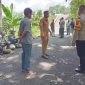 Kapolsek Lembor bersama Pemerintah Desa Daleng Melakukan Monitoring di Lokasi Proyek pekerjaan Lapen dan Drainase yang berlokasi di Dusun Peri, Senin (15/12/2025) Foto: Redaksi Flobamor.com
