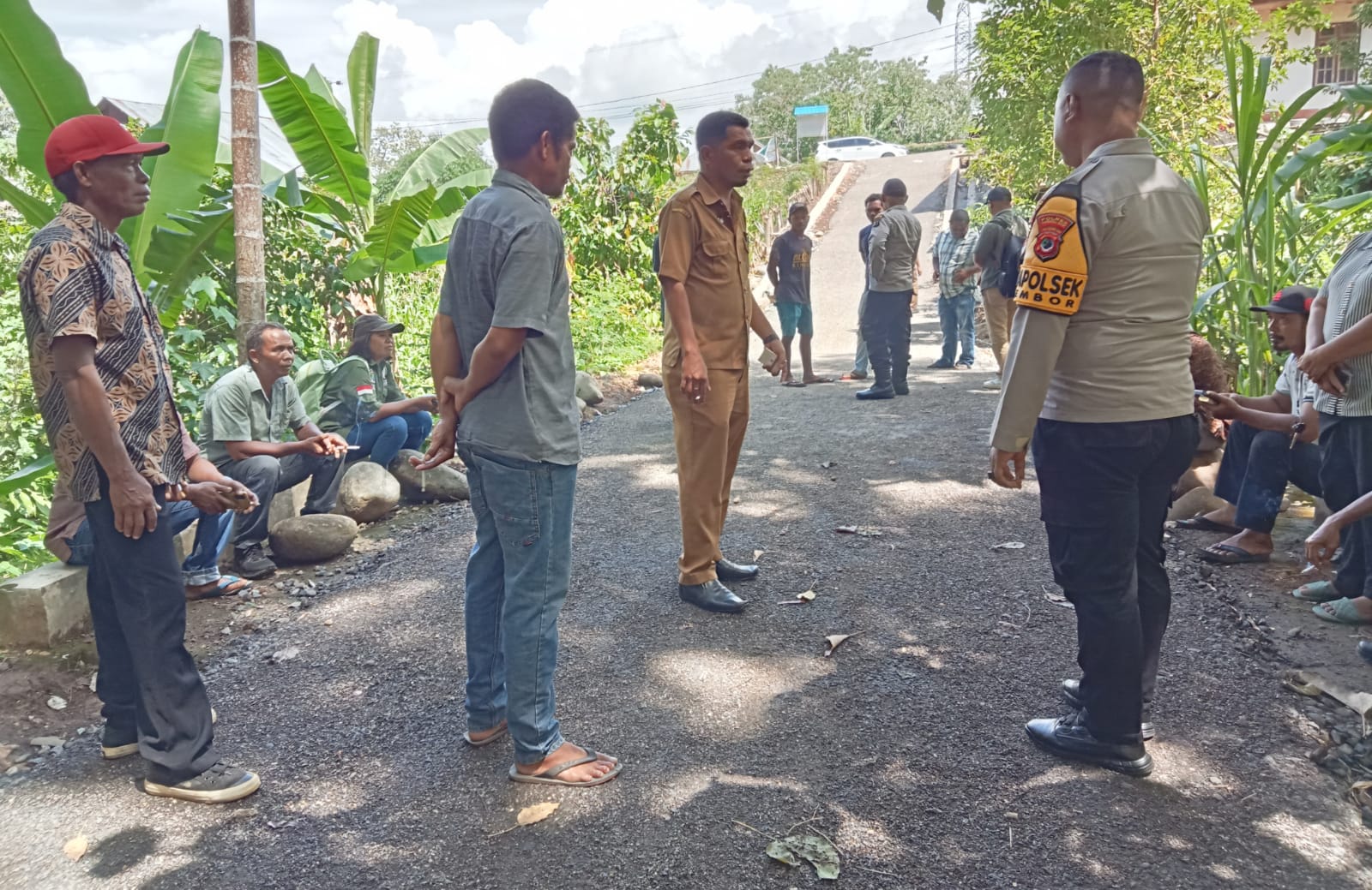 Respon Keluhan Warga, Polsek Lembor Turun Tangan Monitoring Proyek Lapen di Desa Daleng