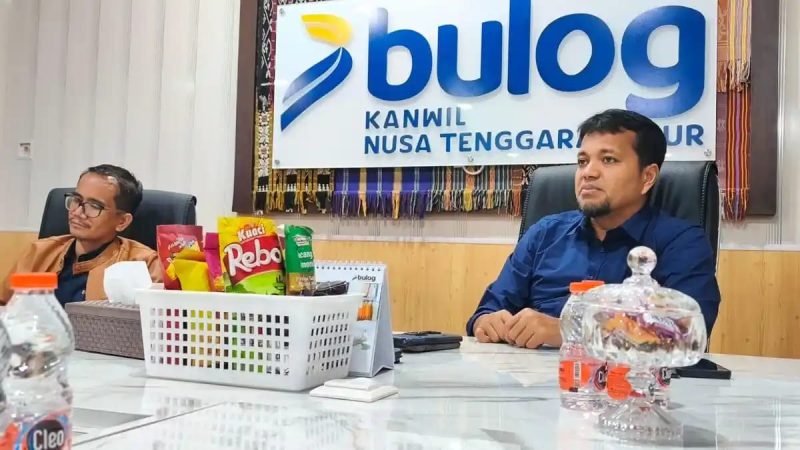 Kepala Perum Bulog Kanwil NTT, Arrahim K.Kanam (Baju Biru)
