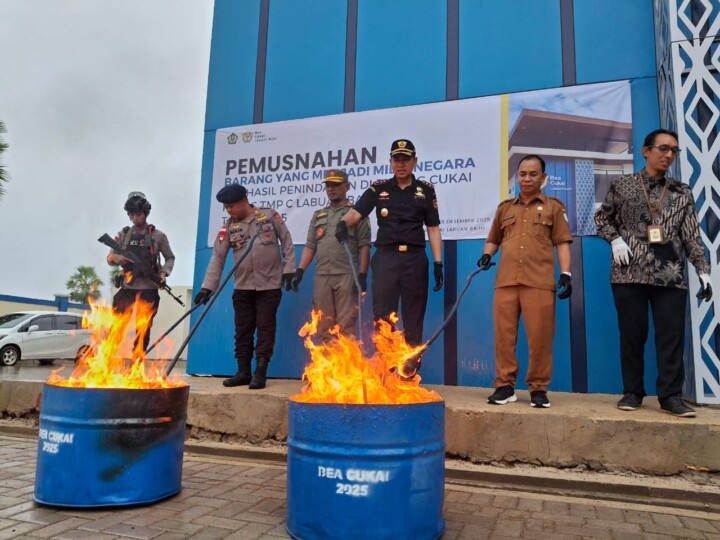 Bea Cukai Labuan Bajo Musnahkan 475 Ribu Batang Rokok Ilegal (foto isth)