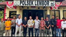 Polsek Lembor melakukan sesi foto bersama kedua belah pihak dan sejumlah saksi  , Selasa (23/12/2025) 