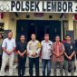 Polsek Lembor melakukan sesi foto bersama kedua belah pihak dan sejumlah saksi  , Selasa (23/12/2025) 
