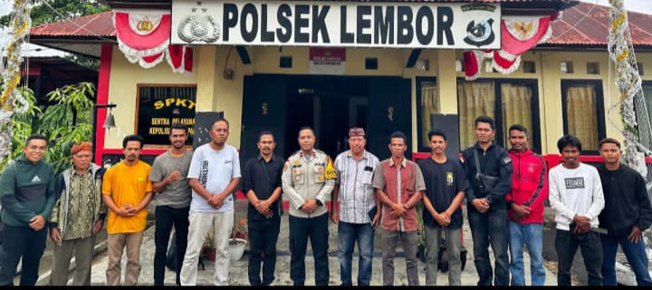 Polsek Lembor melakukan sesi foto bersama kedua belah pihak dan sejumlah saksi , Selasa (23/12/2025)