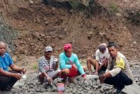 Bhabinkamtibmas Polsek Lembor, Ardi Don Bosko Sambangi warga Pekerja Galian Pasir di Desa Wae Mowol, Rabu 21 Januari 2026 (foto isth)