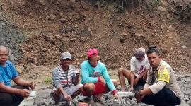 Bhabinkamtibmas Polsek Lembor, Ardi Don Bosko Sambangi warga Pekerja Galian Pasir di Desa Wae Mowol, Rabu 21 Januari 2026 (foto isth)