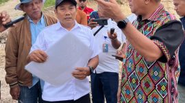 Gubernur Nusa Tenggara Timur (NTT) Melkiades Laka Lena, melakukan peninjauan langsung progres pengerjaan pembangunan SMA Unggulan Garuda yang berlokasi di Kelurahan Karangsirih, Kota Soe, Kabupaten Timor Tengah Selatan (TTS), pada Senin 5 Januari 2026 (foto Redaksi Flobamor.com)