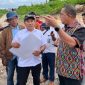 Gubernur Nusa Tenggara Timur (NTT) Melkiades Laka Lena, melakukan peninjauan langsung progres pengerjaan pembangunan SMA Unggulan Garuda yang berlokasi di Kelurahan Karangsirih, Kota Soe, Kabupaten Timor Tengah Selatan (TTS), pada Senin 5 Januari 2026 (foto Redaksi Flobamor.com)