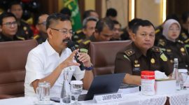 Jaksa Agung Muda Tindak Pidana Umum (Jampidum) Kejaksaan Agung, Prof. Dr. Asep Nana Mulyana, (Kanan mengenakan kemeja warna Putih) saat memberikan pengarahan kepada seluruh Kepala Kejaksaan Tinggi, Kepala Kejaksaan Negeri, serta Kepala Cabang Kejaksaan Negeri se-Indonesia yang digelar secara hybrid di Gedung Menara Kartika Adhyaksa, Kejaksaan Agung, Jakarta, Selasa (6/1/2026). (Foto istimewa)