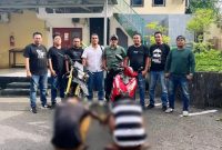 Pelaku dan barang bukti berupa satu unit Honda Beat merah dan satu unit Honda CRF hitam-merah telah diamankan di Mapolresta Kupang Kota (foto ist)