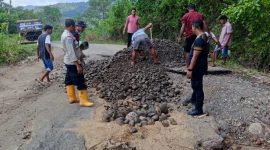 Jajaran Kepolisian Sektor Lembor (Polsek) Lembor bersama warga Desa Galang dan Pemerintah Kecamatan Welak melakukan aksi gotong royong memperbaiki jalan rusak yang menghubungkan dua kecamatan yaitu Kecamatan Welak dan kecamatan Kuwus, Kabupaten Manggarai Barat, NTT (Kamis 12/2/2026)