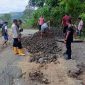 Jajaran Kepolisian Sektor Lembor (Polsek) Lembor bersama warga Desa Galang dan Pemerintah Kecamatan Welak melakukan aksi gotong royong memperbaiki jalan rusak yang menghubungkan dua kecamatan yaitu Kecamatan Welak dan kecamatan Kuwus, Kabupaten Manggarai Barat, NTT (Kamis 12/2/2026)