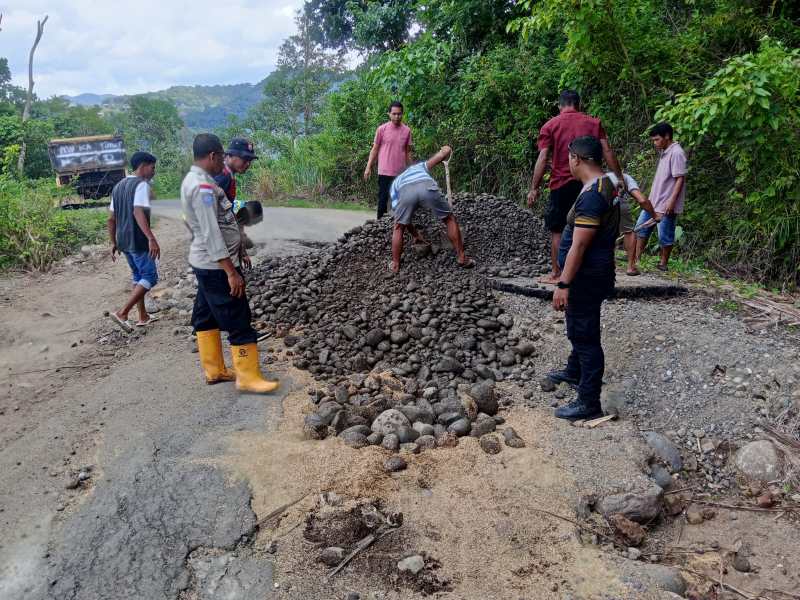 Jajaran Kepolisian Sektor Lembor (Polsek) Lembor bersama warga Desa Galang dan Pemerintah Kecamatan Welak melakukan aksi gotong royong memperbaiki jalan rusak yang menghubungkan dua kecamatan yaitu Kecamatan Welak dan kecamatan Kuwus, Kabupaten Manggarai Barat, NTT (Kamis 12/2/2026)