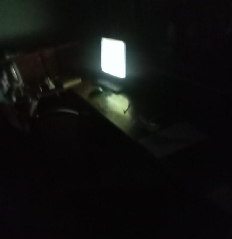 Listrik Padam Tengah Malam, Pelayanan di Puskesmas Wae Nakeng Lumpuh, Pasien Bertahan dengan Cahaya Senter (foto Redaksi Flobamor.com)