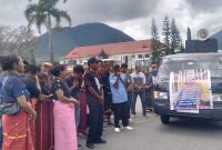 Sekitar 30 massa dari Lembaga Pengkaji Peneliti Demokrasi Masyarakat (LPPDM) Kabupaten Manggarai menggelar aksi unjuk rasa damai di depan Polres Manggarai, Senin (23/2/2026), menuntut kepastian hukum atas kematian tragis Restiana Tija alias Resti (30). (Foto isth)