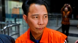 Bupati Rejang Lebong M. Fikri Thobari mengenakan Romi orange usai ditetapkan tersangka (foto KPK)