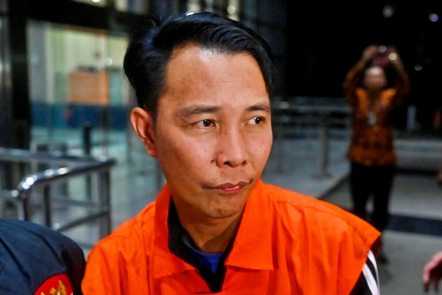 Bupati Rejang Lebong M. Fikri Thobari mengenakan Romi orange usai ditetapkan tersangka (foto KPK)