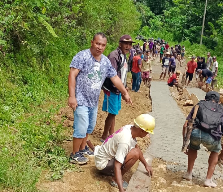 Solidaritas di Desa Sewar: Polisi, Pastor, dan Warga Bersatu Perbaiki Jalan Rusak