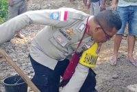 Bhabinkamtibmas Polsek Lembor, Adrianus Don Bosko Bersama Warga Masyarakat Desa Sewar Gotong Royong Perbaiki Jalan Rusak, Senin (30/3/2026) (foto istimewa)