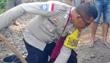 Bhabinkamtibmas Polsek Lembor, Adrianus Don Bosko Bersama Warga Masyarakat Desa Sewar Gotong Royong Perbaiki Jalan Rusak, Senin (30/3/2026) (foto istimewa)