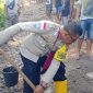 Bhabinkamtibmas Polsek Lembor, Adrianus Don Bosko Bersama Warga Masyarakat Desa Sewar Gotong Royong Perbaiki Jalan Rusak, Senin (30/3/2026) (foto istimewa)