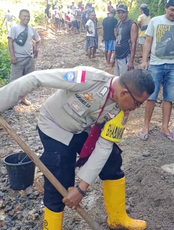 Bhabinkamtibmas Polsek Lembor, Adrianus Don Bosko Bersama Warga Masyarakat Desa Sewar Gotong Royong Perbaiki Jalan Rusak, Senin (30/3/2026) (foto istimewa)