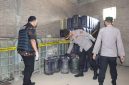 Polisi gerebek praktik penimbunan sekaligus pengoplosan BBM bersubsidi jenis Solar dan Pertalite di Pringsewu, Lampung (foto Istimewa).
