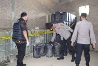 Polisi gerebek praktik penimbunan sekaligus pengoplosan BBM bersubsidi jenis Solar dan Pertalite di Pringsewu, Lampung (foto Istimewa).
