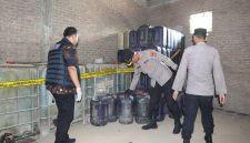 Polisi gerebek praktik penimbunan sekaligus pengoplosan BBM bersubsidi jenis Solar dan Pertalite di Pringsewu, Lampung (foto Istimewa).