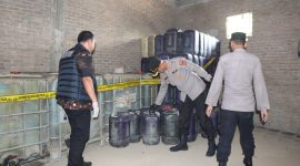 Polisi gerebek praktik penimbunan sekaligus pengoplosan BBM bersubsidi jenis Solar dan Pertalite di Pringsewu, Lampung (foto Istimewa).