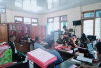 Penyidik Unit Reserse Kriminal (Reskrim) Polsek Alak, Polresta Kupang Kota, resmi melaksanakan tahap II dengan melimpahkan tersangka berinisial YAAL (30) beserta barang bukti kepada Jaksa Penuntut Umum di Kejaksaan Negeri Kota Kupang, Senin (20/4/2026).
