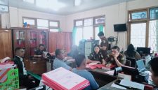 Penyidik Unit Reserse Kriminal (Reskrim) Polsek Alak, Polresta Kupang Kota, resmi melaksanakan tahap II dengan melimpahkan tersangka berinisial YAAL (30) beserta barang bukti kepada Jaksa Penuntut Umum di Kejaksaan Negeri Kota Kupang, Senin (20/4/2026).