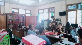 Penyidik Unit Reserse Kriminal (Reskrim) Polsek Alak, Polresta Kupang Kota, resmi melaksanakan tahap II dengan melimpahkan tersangka berinisial YAAL (30) beserta barang bukti kepada Jaksa Penuntut Umum di Kejaksaan Negeri Kota Kupang, Senin (20/4/2026).