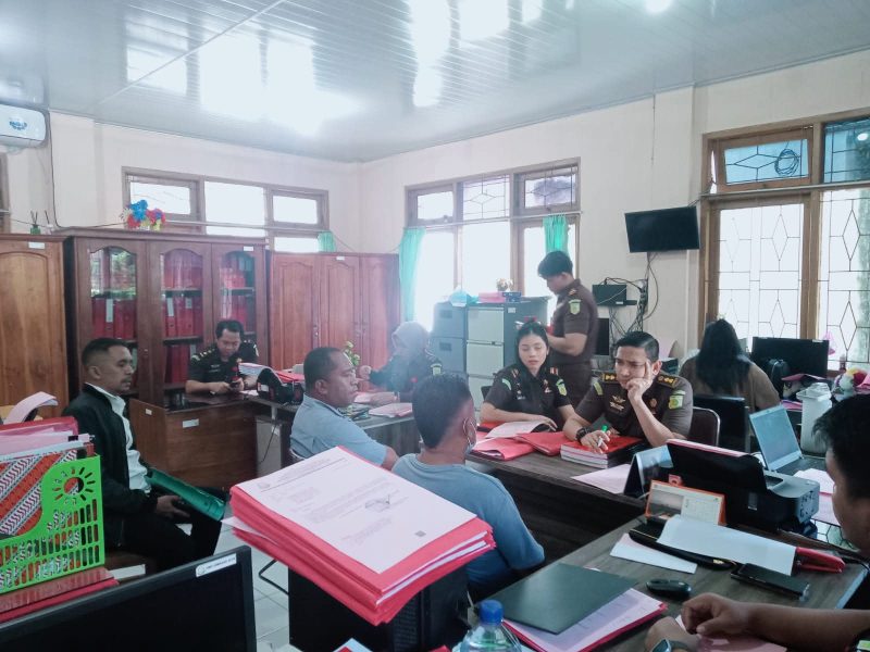 Penyidik Unit Reserse Kriminal (Reskrim) Polsek Alak, Polresta Kupang Kota, resmi melaksanakan tahap II dengan melimpahkan tersangka berinisial YAAL (30) beserta barang bukti kepada Jaksa Penuntut Umum di Kejaksaan Negeri Kota Kupang, Senin (20/4/2026).