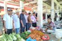 Dua Anggota DPRD Manggarai Timur bersama Pemerintah Kecamatan turun langsung pantau harga sembako di pasar Benteng Jawa, Rabu (15/4/2026) Dok. Istimewa) 