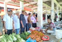 Dua Anggota DPRD Manggarai Timur bersama Pemerintah Kecamatan turun langsung pantau harga sembako di pasar Benteng Jawa, Rabu (15/4/2026) Dok. Istimewa) 